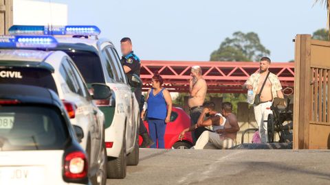 Patrullas de policía junto a algunos de los implicados