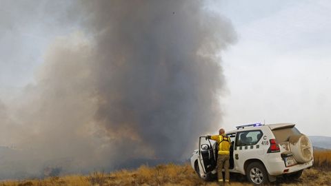 Agentes medioambientales controlan el fuego en Erosa, A Gudiña.