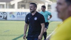 El entrenador del Auriense, Dani Prado, dando instrucciones a sus jugadores