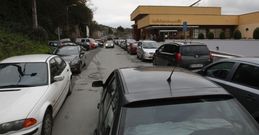 La calle Ferm�n Rivera es un caos de coches estacionados sin apenas espacio para los peatones. 
