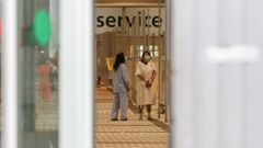 Un sanitario en el hospital de campa�a montado en IFEMA en Madrid