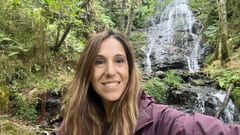 Celia Adri�n ante la cascada de Santalla de Abaixo, en Folgoso do Courel, uno de los saltos de agua que estudi� para su tesis doctoral