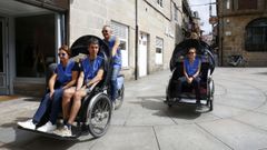 Los voluntarios Virginia �lvarez y �scar Bra�a son llevados por Adolfo Fern�ndez. En el otro triciclo va Silvia Amoedo, con Pamela Gonz�lez como conductora