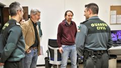 Pablo Iglesias, junto a su jefe de Gabinete, el exJemad Julio Rodr�guez, saluda a algunos encargados de la seguridad del ministerio.