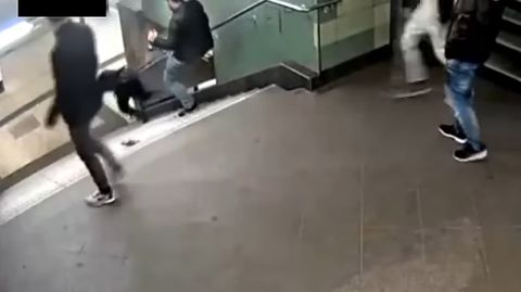 As� fue la brutal agresi�n a una mujer en el metro de Berl�n