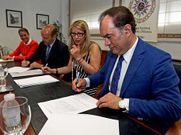 Crespo y Beatriz Rodr�guez, durante la firma del convenio.