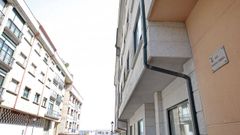 Calle Xohana Torres de Ribeira, donde se ubica el edificio en el que un piso okupado causa problemas a los vecinos