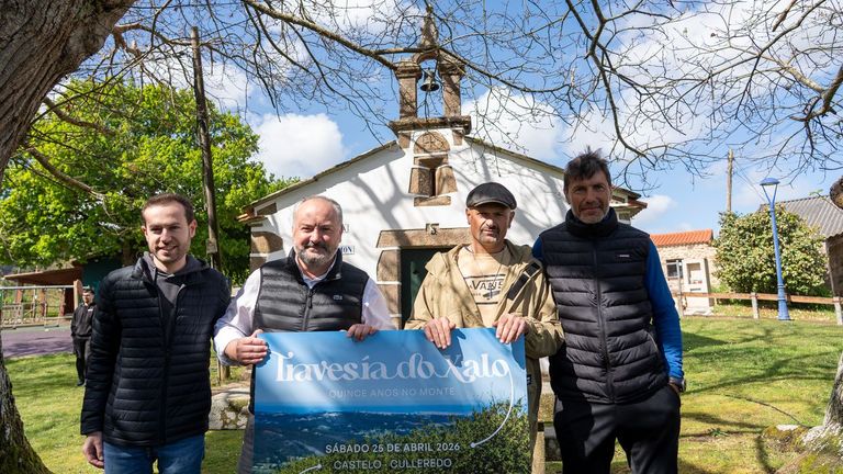 El alcalde de Culleredo, Jos� Ram�n Rioboo, en la presentaci�n de la Traves�a do Xalo, con miembros de Castelo Deporte.

