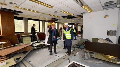 El alcalde de Vigo, Abel Caballero, y el delegado de la Zona Franca, David Regades, supervisaron hoy el arranque de los trabajos de demolici�n del antiguo edificio de Caixanova