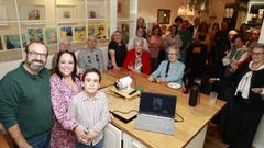 Los propietarios de Pencil & Fork de la calle Alfredo Vicenti, en primer t�rmino, con clientes y amigos en el quinto aniversario del local 