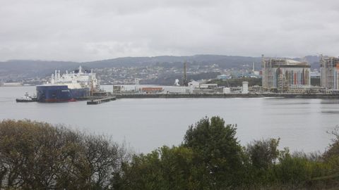 Planta de gas de Reganosa, cerca de la que se instala la nueva estacin de control de calidad del aire