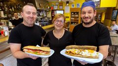 Montse Fern�ndez, due�a del Dique 2, junto a sus cocineros, con un bocadillo de lomo completo y otro de raxo con patatas y huevos.