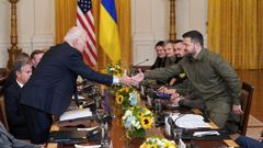 Joe Biden y Volodymyr Zelenski estrechan la mano en la reuni�n que mantuvieron en Washington