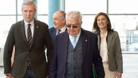 El presidente da Xunta, Alfonso Rueda, acompañado del expresidente del Tribunal Constitucional, Juan José González Rivas; y la conselleira de Medio Ambiente, Territorio e Vivenda, Ángeles Vázquez, en las jornadas de presentación de la futura Lei de Ordenación do Litoral.