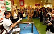 David Cal durante la firma de aut�grafos en el Corte Ingl�s.