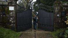 Un guardia civil, el 10 de diciembre, d�a en el que el pazo de Meir�s pas� a manos del Estado