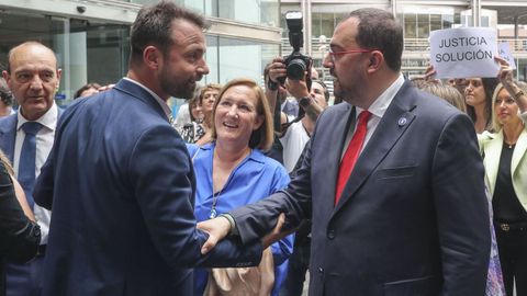 El presidente del Principado, Adrin Barbn (d) y el secretario general del PP de Asturias, Alvaro Queipo (i), conversan antes de recoger sus actas de diputados