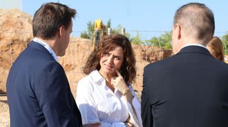 La presidenta de la Comunidad de Madrid, Isabel D�az Ayuso, durante la colocaci�n de la primer piedra del futuro Centro de Procesamiento de Datos de Nabax en Alcal� de Henares
