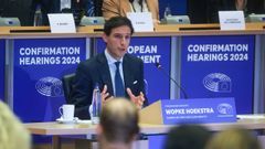 El comisario Hoekstra hablando en las comisiones del Parlamento