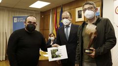 Marcos Rivas (a la izquierda de la foto) y Manuel Beiro (a la derecha), de Asefor, recogieron el premio entregado por el director territorial de Ence en Galicia, Antonio Casal