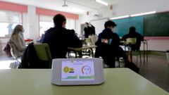 POR ENCIMA DE MIL. El IES David Buj�n (Cambre) lleva desde septiembre midiendo el CO2 de una clase, y desde noviembre es uno de los centros piloto de la app de la Xunta-USC. El objetivo es no superar en ning�n caso las 1.000 ppm, y es dif�cil. Eso s�, antes de la pandemia se pod�a llegar a los 2.800