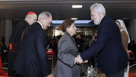 La madre Salud saluda al presidente del Parlamento, Miguel Santalices