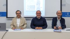 César Llana, director del Museo Arqueológico de Ourense; César Fernández, vicepresidente segundo y diputado de Cultura; y Julio Fernández, director de la revista Raigame, en la presentación del número 52 de la publicación.