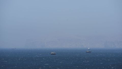 Barcos frente a la costa del estrecho de Ormuz