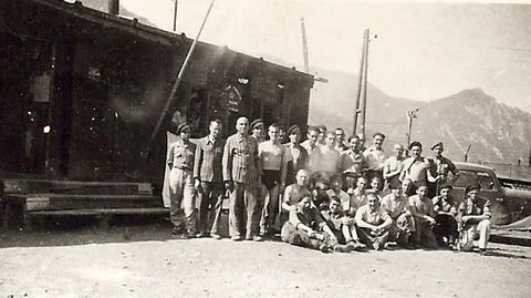 Juan Lago, con gorra, a la izquierda, en el campo nazi de concentracin de Ebensee