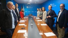 Los equipos negociadores de la Fegamp y la Xunta, antes de la reunin.