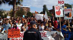 Manifestacin antitaurina ante la plaza de El Bibio