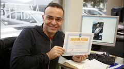 El pescador cedeir�s muestra la credencial en la oficina de seguros que regenta en la villa