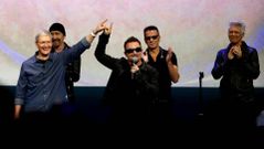 U2 con Tim Cook durante la presentaci�n del disco