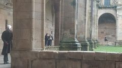Rodaje de la serie  Lobo  en el claustro del monasterio de Celanova.
