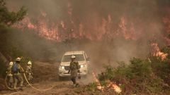 Aspecto del incendio forestal del monte de A Fracha en las proximidades del dep�sito de A Canicouva el s�bado por la ma�ana