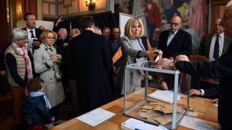 Primera vuelta de las elecciones presidenciales de Francia. Brigitte Trogneux, mujer de Macron