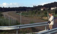 Los vecinos esperan desde hace cuatro a�os la construcci�n de un acceso desde la A-52. 