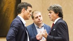 Pedro S�nchez, Juan Manuel Serrano (en el centro) y Jorge Moragas, exjefe de gabiente de Mariano Rajoy, en una imagen de archivo.