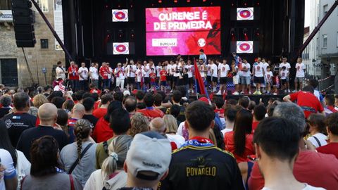 Celebraci�n del ascenso de la UD Ourense a Primera Federaci�n en la plaza Mayor de la ciudad.