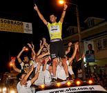 Una imagen de Marque celebrando el triunfo en la Volta