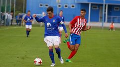 Iv�n conduce un bal�n en el Oviedo-Sporting