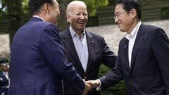 Los l�deres de Jap�n y Corea del Sur, Fumio Kishida y Yoon Suk-yeol, se saludan con Biden como testigo.