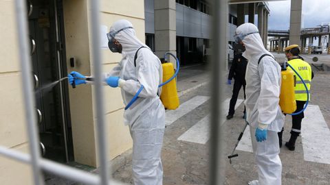 Efectivos de la Unidad Militar de Emergencias, UME realizan tareas de limpieza y desinfecci�n en la Estaci�n Mar�tima del puerto de M�laga a causa de la pandemia al brote del nuevo coronavirus (COVID-19), en M�laga