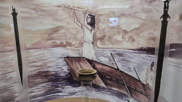 El vaso carenado de Bexo est� en el Museo do Mar de Galicia flanqueado por dos espadas