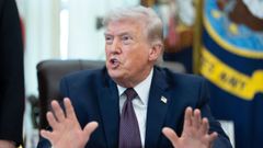 El presidente de los Estados Unidos, Donald J. Trump, pronuncia un discurso durante la firma de una orden ejecutiva en el Despacho Oval de la Casa Blanca en Washington.