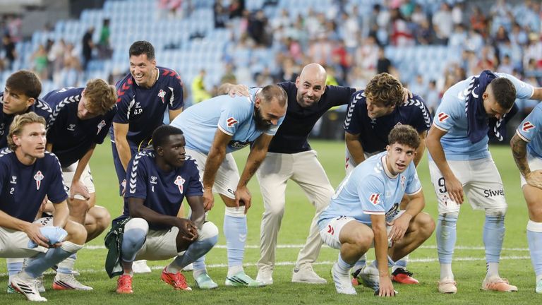 Los�jugadores del Celta, con Claudio Gir�ldez a la cabeza, celebraron con la afici�n el primer triunfo de la temporada.