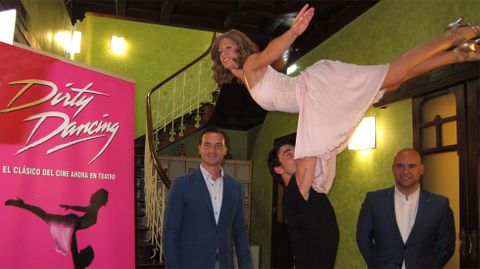 Eva Conde y Christian S�nchez, junto a los responsables de Divertia, en la presentaci�n de �Dirty Dancing�