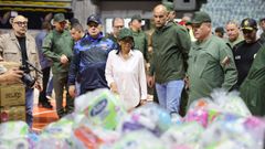 Una imagen distribuida por el Gobierno presidido por Delcy en la que se la ve revisando la ayuda