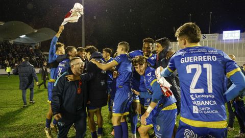 Euforia y emoci�n en la celebraci�n de la victoria del Ourense CF
