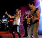 <span lang= es-es >Homenaje a Queen.</span> El p�blico ceense vibr� la noche del jueves con el tributo que el grupo ferrolano McKuin rindi� a la banda capitaneada por Freddie Mercury tocando algunos de sus temas m�s famosos. 